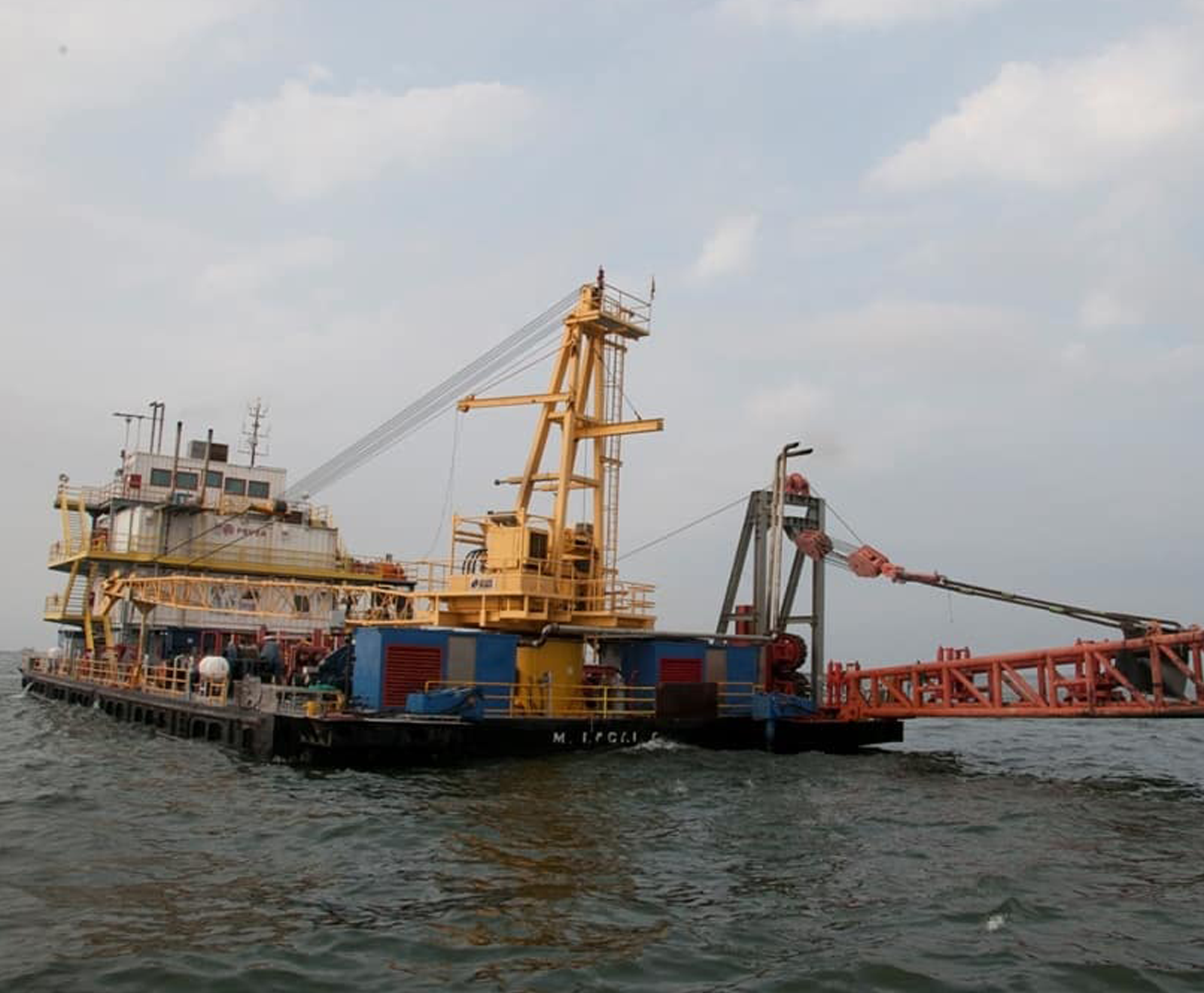 Diving support vessel holding station under dynamic positioning